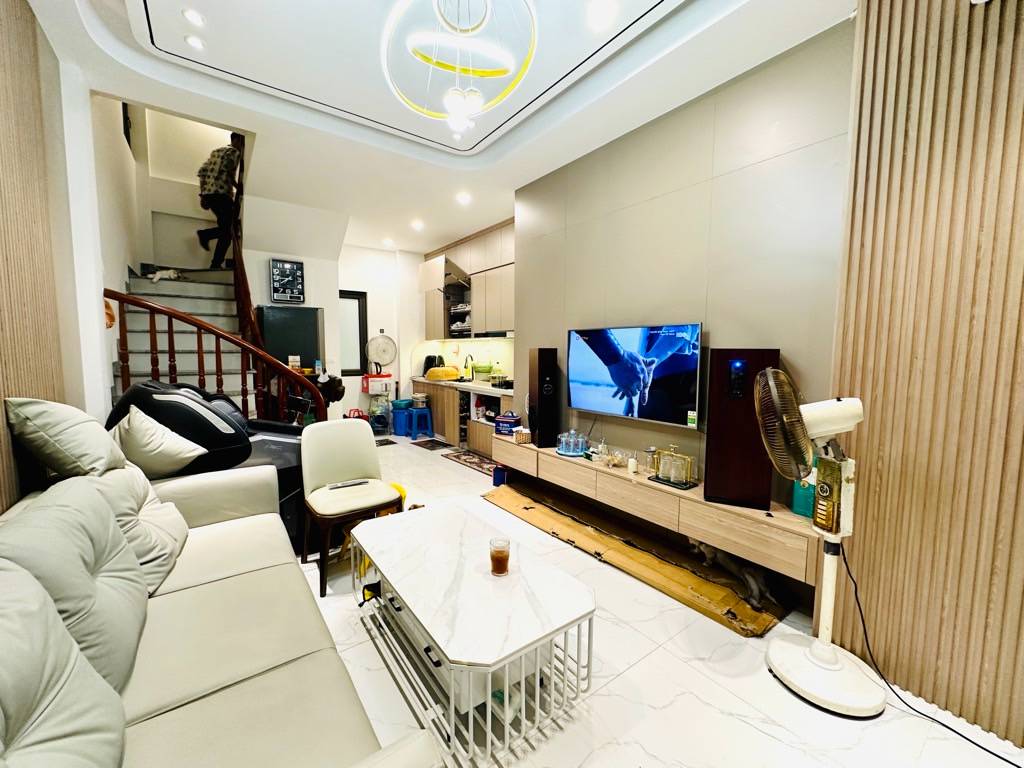 Nhà đẹp Long Biên, 35m² x 5 tầng, sát ô tô, nở hậu, full nội thất cao cấp, sổ đỏ chính chủ, ở ngay